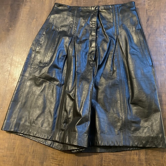 Black leather high waisted shorts - Picture 5 of 8